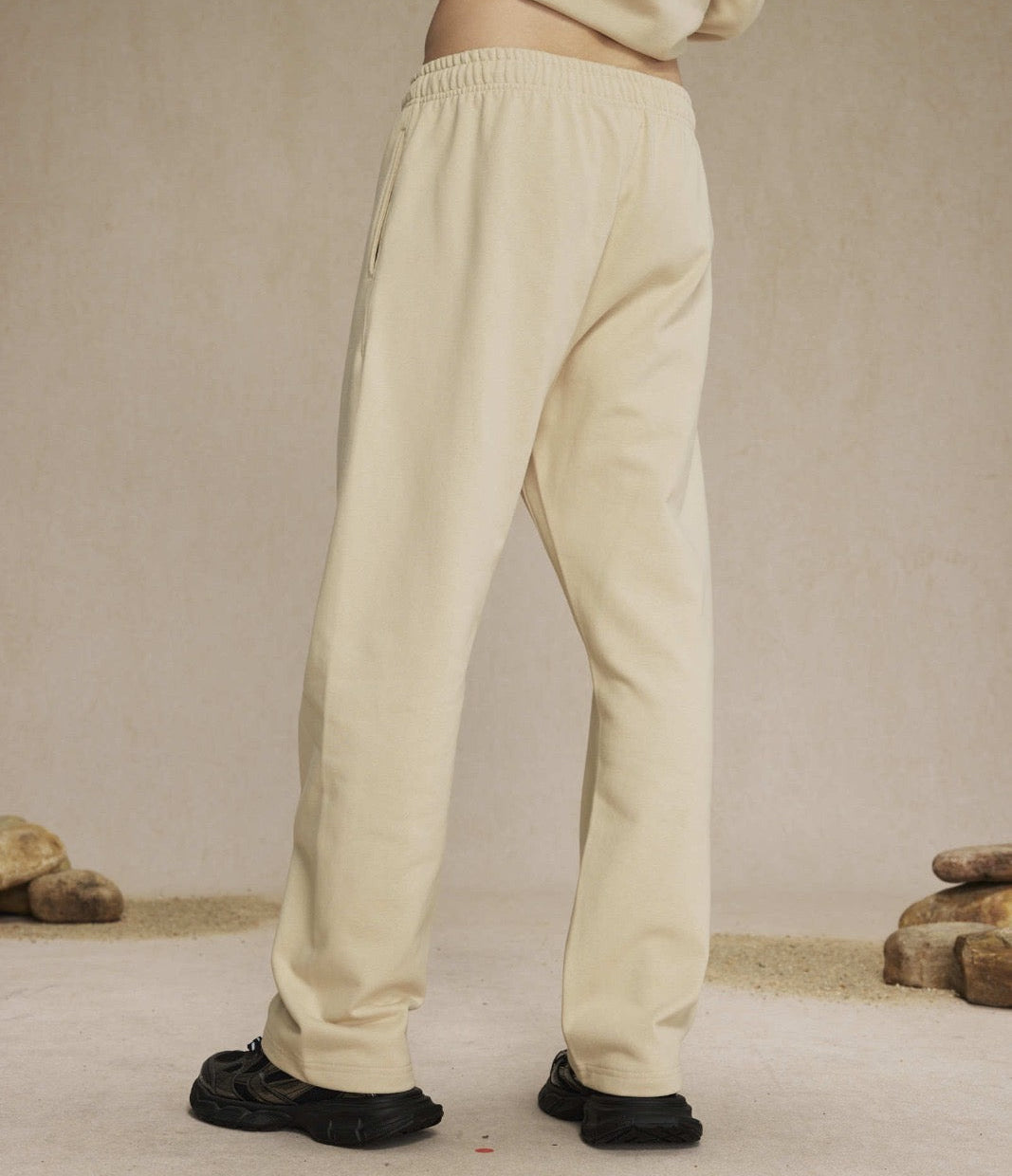 LOOSE CREAM SWEATPANTS