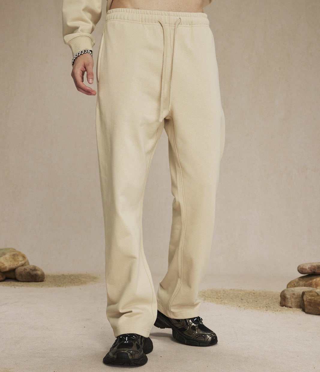 LOOSE CREAM SWEATPANTS