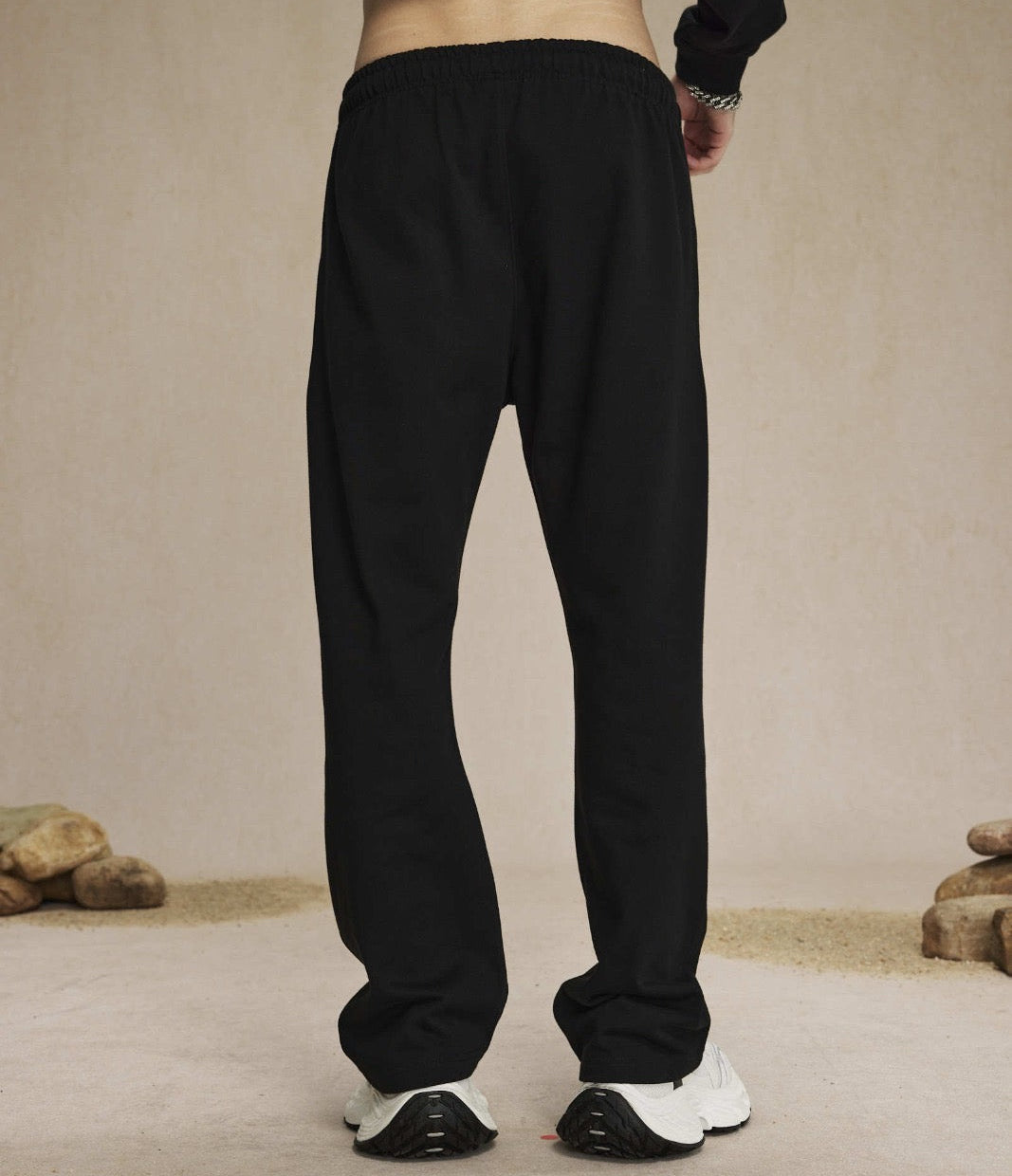 LOOSE BLACK SWEATPANTS