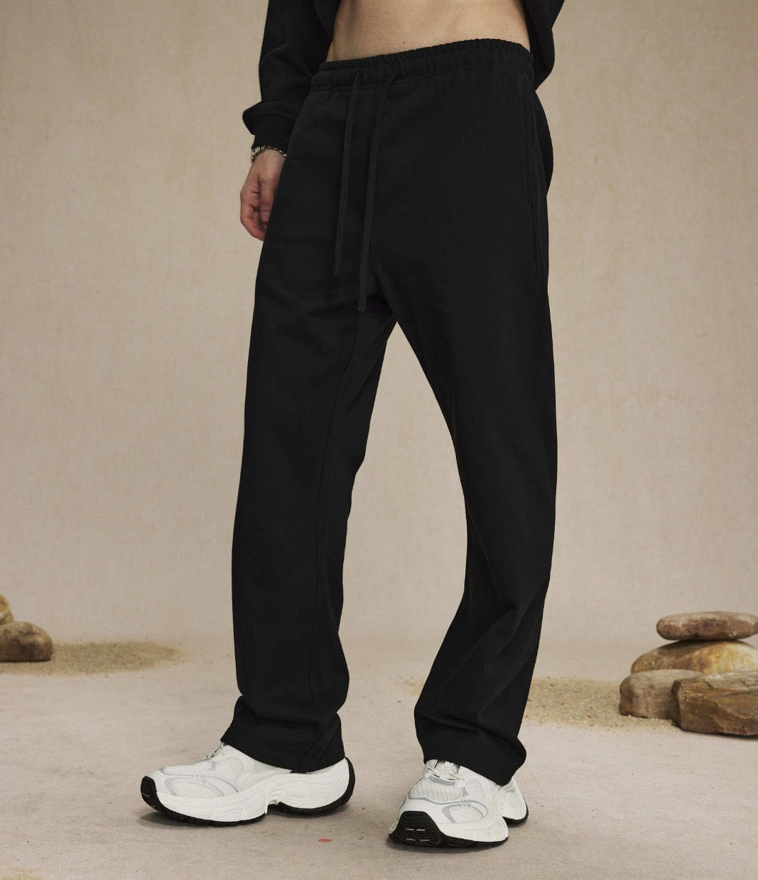 LOOSE BLACK SWEATPANTS