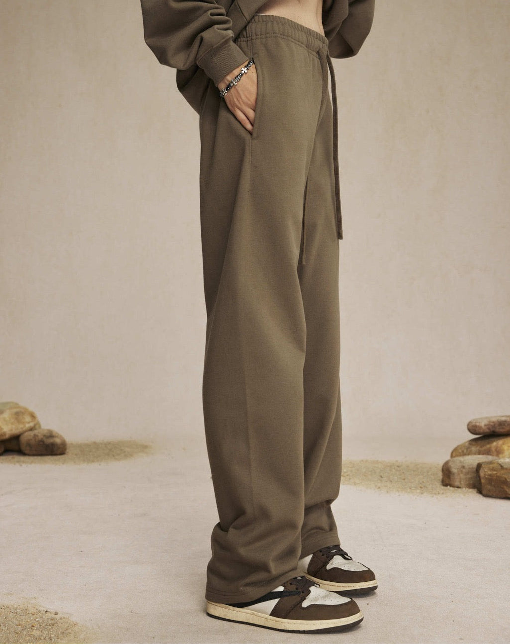 LOOSE BROWN SWEATPANTS