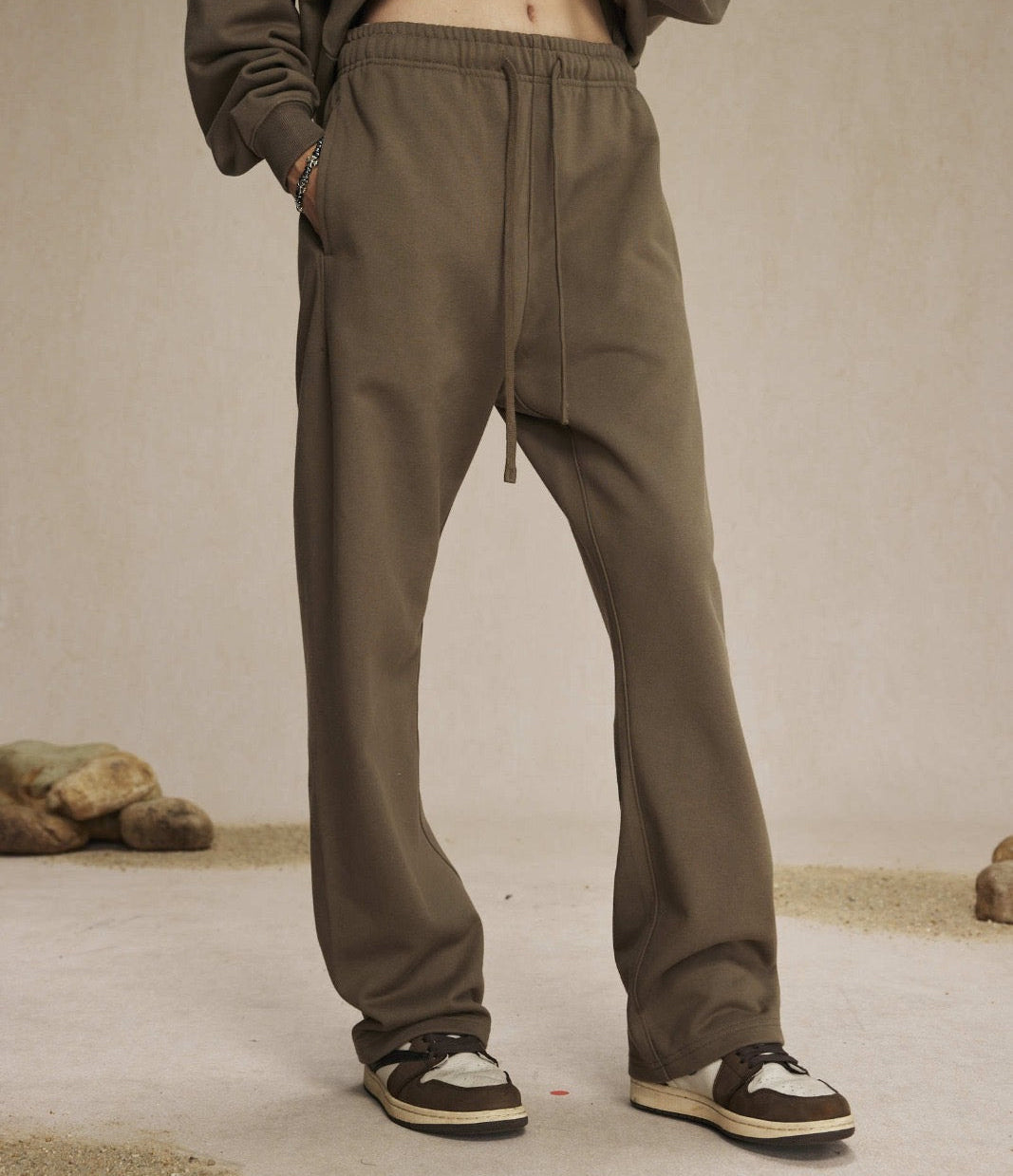LOOSE BROWN SWEATPANTS