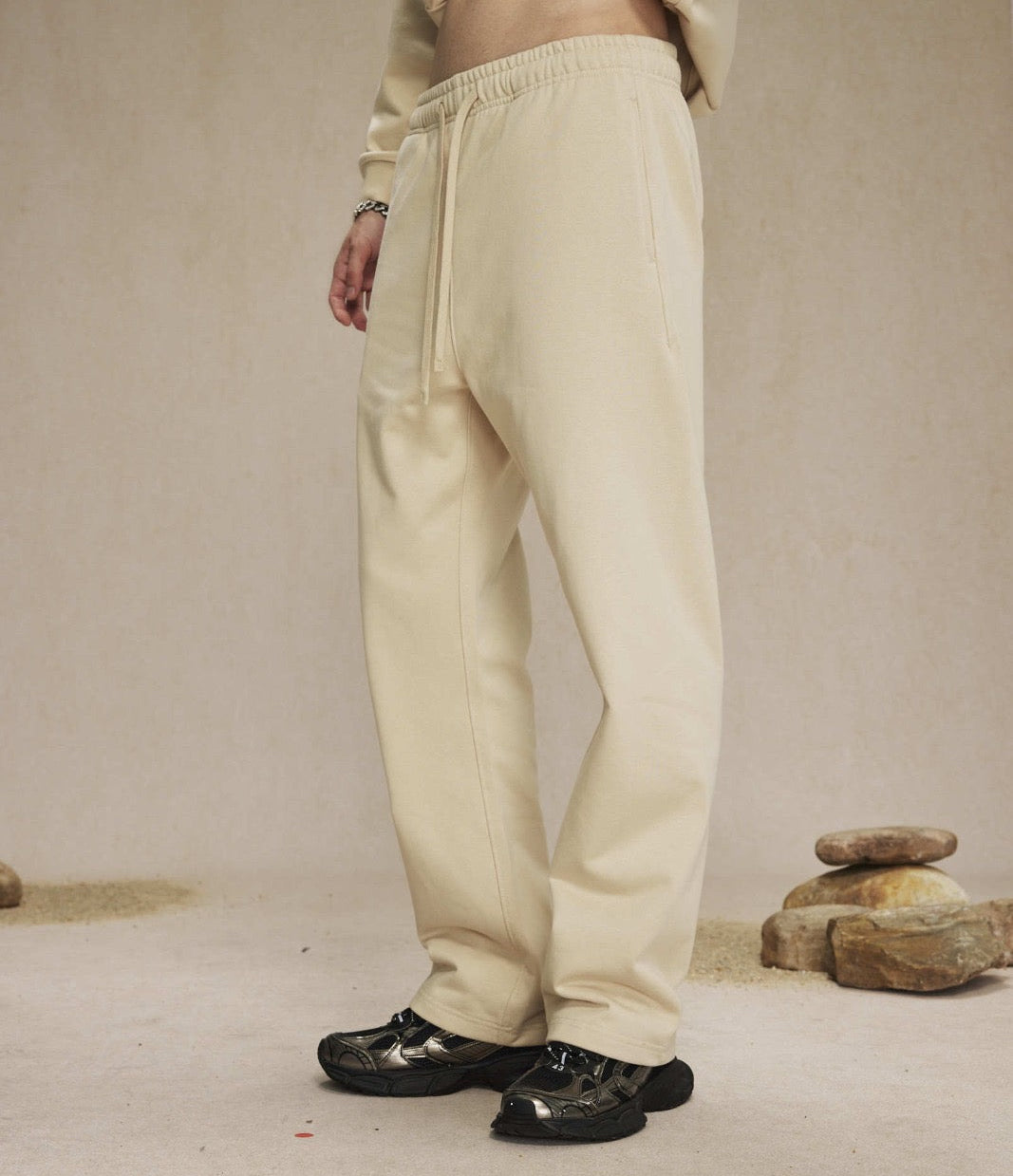 LOOSE CREAM SWEATPANTS