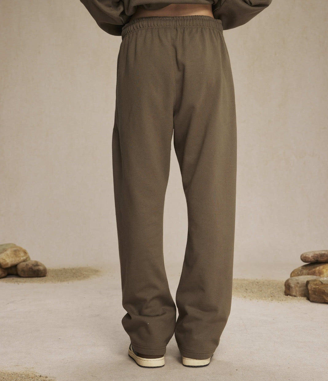 LOOSE BROWN SWEATPANTS